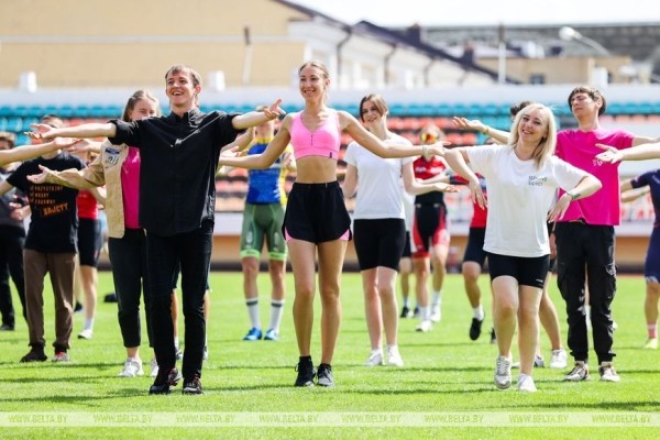 «Народная зарядка» прошла на стадионе «Брестский» «Народная зарядка» прошла на стадионе «Брестский»