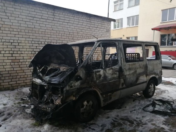 В Пинске сгорел микроавтобус В Пинске сгорел микроавтобус