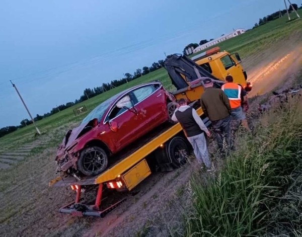 В Беларуси пьяный бесправник перевернулся на Tesla: один человек погиб, 4 пострадали В Беларуси пьяный бесправник перевернулся на Tesla: один человек погиб, 4 пострадали