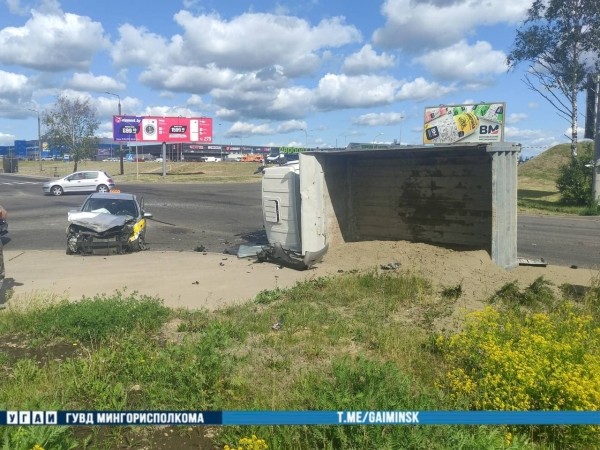 В Минске самосвал перевернулся после столкновения с такси. Есть видео В Минске самосвал перевернулся после столкновения с такси. Есть видео