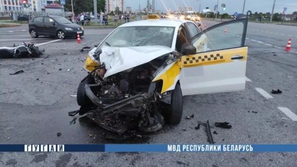 В Гомеле мотоциклиста отбросило на 40 метров после столкновения с такси. Очень жесткие кадры В Гомеле мотоциклиста отбросило на 40 метров после столкновения с такси. Очень жесткие кадры