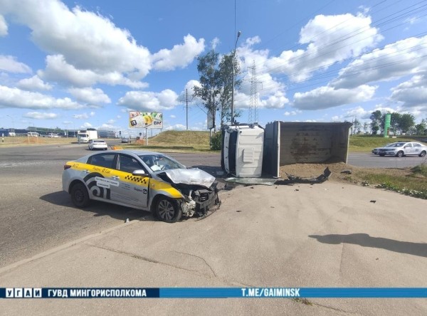 В Минске самосвал перевернулся после столкновения с такси. Есть видео В Минске самосвал перевернулся после столкновения с такси. Есть видео