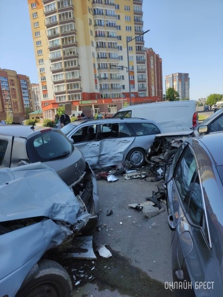 Вот как все было! Видео жесткого ДТП на Гоголя в Бресте Вот как все было! Видео жесткого ДТП на Гоголя в Бресте