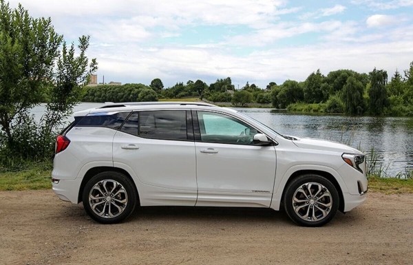 «Она стоила $16 900, но 300 долларов нам сбросили». Белорусы купили внедорожник в автохаусе — остались без денег и машины