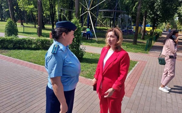 Трудотерапия пойдет на пользу. В Барановичах парк убирали те, кто чаще предпочитает мусорить Трудотерапия пойдет на пользу. В Барановичах парк убирали те, кто чаще предпочитает мусорить