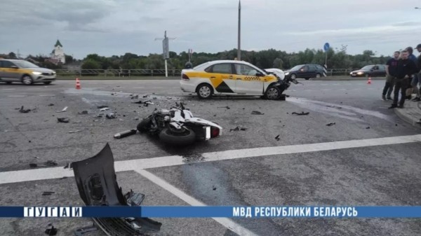 В Гомеле мотоциклиста отбросило на 40 метров после столкновения с такси. Очень жесткие кадры В Гомеле мотоциклиста отбросило на 40 метров после столкновения с такси. Очень жесткие кадры