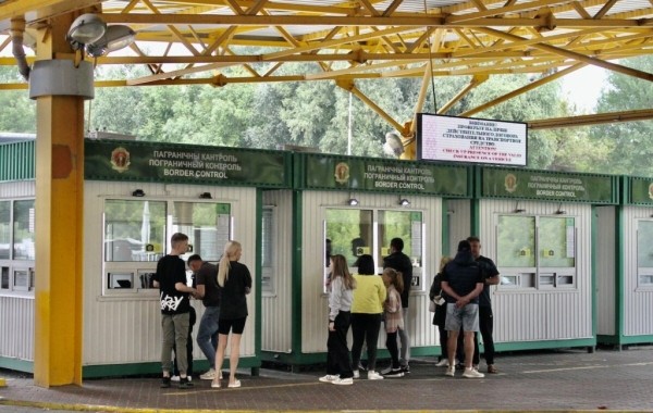 «Одни по 20 часов стоят, другие за ночь $500 делают». Репортаж из пункта пропуска «Брест — Тересполь»