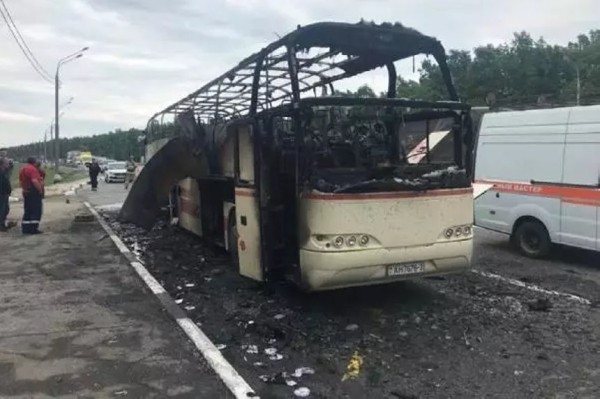 Туравтобус из Беларуси сгорел на трассе «Дон» в Липецкой области