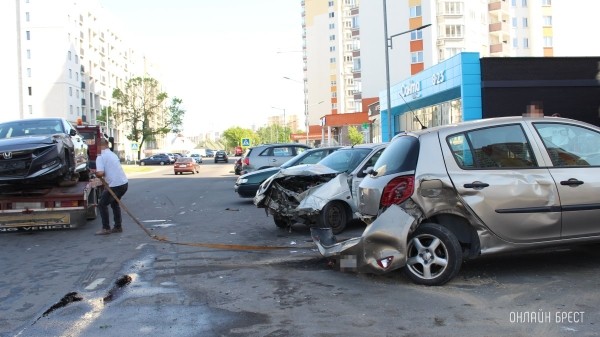 Вот как все было! Видео жесткого ДТП на Гоголя в Бресте Вот как все было! Видео жесткого ДТП на Гоголя в Бресте