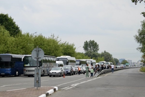 «Одни по 20 часов стоят, другие за ночь $500 делают». Репортаж из пункта пропуска «Брест — Тересполь»