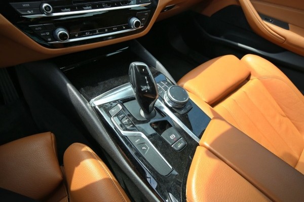 «За рулевую рейку — 850 евро, ступичный подшипник — $250». Белорус о владении BMW 530e (G30) и его обслуживании