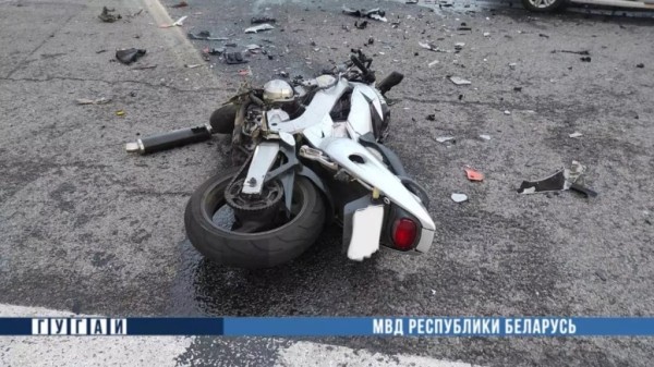 В Гомеле мотоциклиста отбросило на 40 метров после столкновения с такси. Очень жесткие кадры В Гомеле мотоциклиста отбросило на 40 метров после столкновения с такси. Очень жесткие кадры