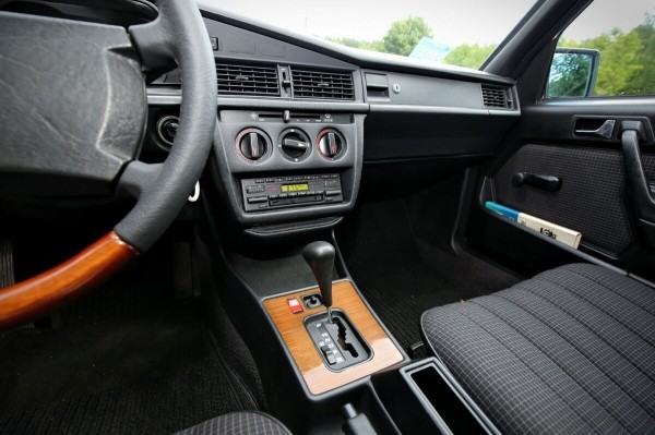 По прозвищу Baby-Benz. Показываем идеально сохранившийся Mercedes W201 По прозвищу Baby-Benz. Показываем идеально сохранившийся Mercedes W201