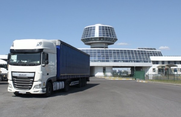 Польские перевозчики отказываются от перецепок в пользу перегруза на склады таможни