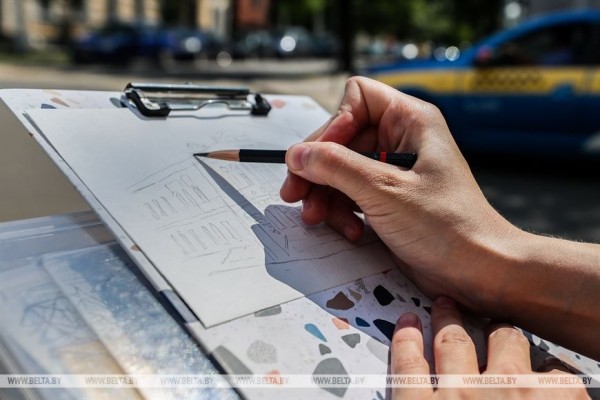 Уволилась с нелюбимой работы и рисует. Брестчанка в скетчах признается в любви родному городу Уволилась с нелюбимой работы и рисует. Брестчанка в скетчах признается в любви родному городу