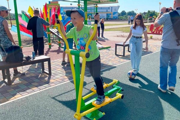 В Кобрине на набережной открыли воркаут-площадку