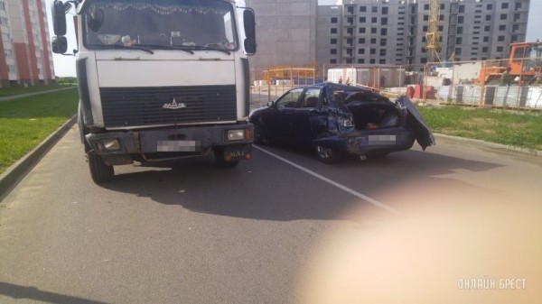МАЗ въехал в припаркованный автомобиль в Барановичах МАЗ въехал в припаркованный автомобиль в Барановичах
