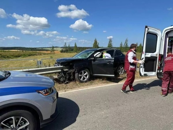 Под Минском Lexus напоролся на отбойник – водитель в реанимации Под Минском Lexus напоролся на отбойник – водитель в реанимации