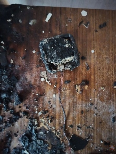 Зарядное устройство для мобильника стало причиной пожара Зарядное устройство для мобильника стало причиной пожара