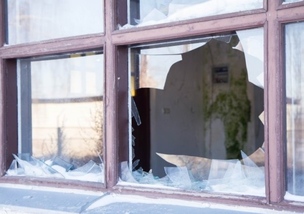 Житель Барановичей из-за ревности разбил три окна в общежитии Житель Барановичей из-за ревности разбил три окна в общежитии