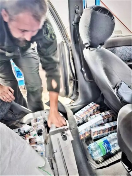 Белорус нашпиговал Kia Shuma сигаретами и поехал через границу, но его план провалился