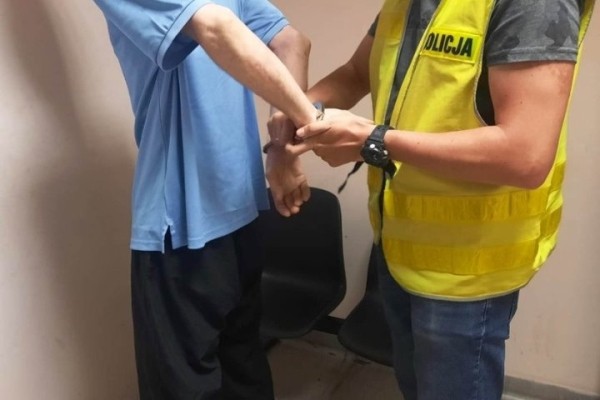 В Варшаве белоруса ограбили, угрожая уколоть шприцем с ВИЧ В Варшаве белоруса ограбили, угрожая уколоть шприцем с ВИЧ