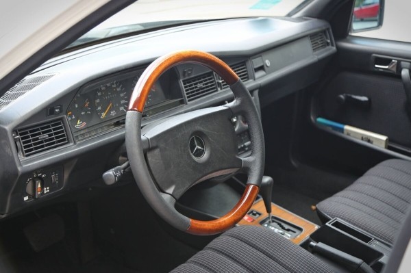 По прозвищу Baby-Benz. Показываем идеально сохранившийся Mercedes W201 По прозвищу Baby-Benz. Показываем идеально сохранившийся Mercedes W201