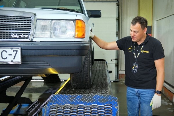 По прозвищу Baby-Benz. Показываем идеально сохранившийся Mercedes W201 По прозвищу Baby-Benz. Показываем идеально сохранившийся Mercedes W201