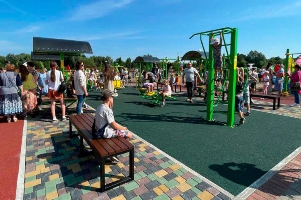 В Кобрине на набережной открыли воркаут-площадку