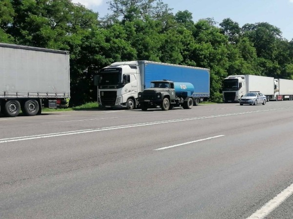 Очередь из большегрузных автомобилей, ожидающих своего проезда на погранпереходе «Козловичи», растянулась на километры