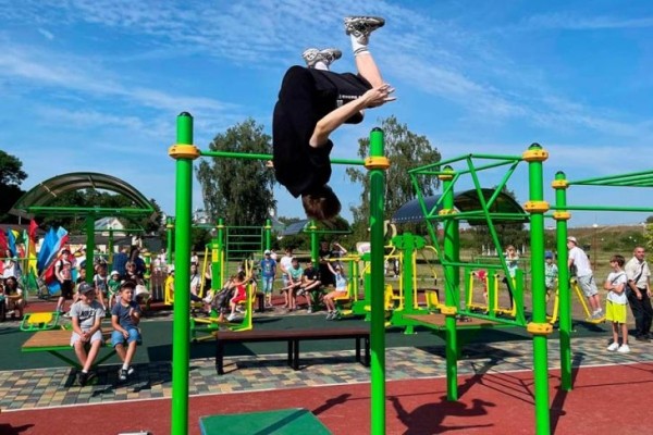 В Кобрине на набережной открыли воркаут-площадку