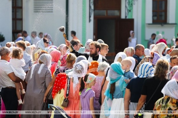 Православные отмечают Яблочный Спас. Фотофакт из Бреста Православные отмечают Яблочный Спас. Фотофакт из Бреста