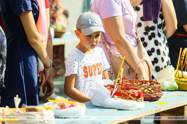 Православные отмечают Яблочный Спас. Фотофакт из Бреста Православные отмечают Яблочный Спас. Фотофакт из Бреста