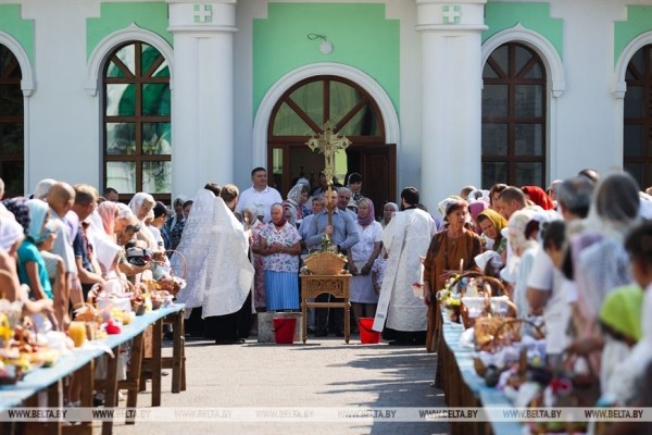 Православные отмечают Яблочный Спас. Фотофакт из Бреста Православные отмечают Яблочный Спас. Фотофакт из Бреста