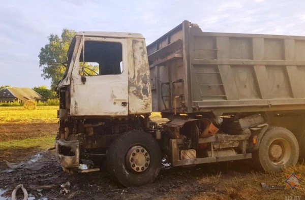 В Барановичском районе при перевозке зерна загорелся МАЗ В Барановичском районе при перевозке зерна загорелся МАЗ