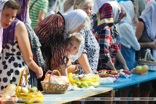 Православные отмечают Яблочный Спас. Фотофакт из Бреста Православные отмечают Яблочный Спас. Фотофакт из Бреста