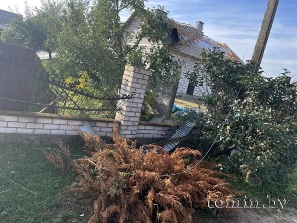 В Брестском районе гроза обесточила 14 населенных пунктов, с трех домов сорвало крыши В Брестском районе гроза обесточила 14 населенных пунктов, с трех домов сорвало крыши