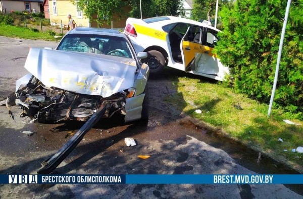 Подробности ДТП в Кобрине с участием такси Подробности ДТП в Кобрине с участием такси