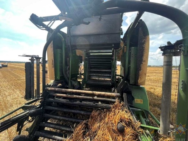 В Пружанском районе горел пресс-подборщик В Пружанском районе горел пресс-подборщик
