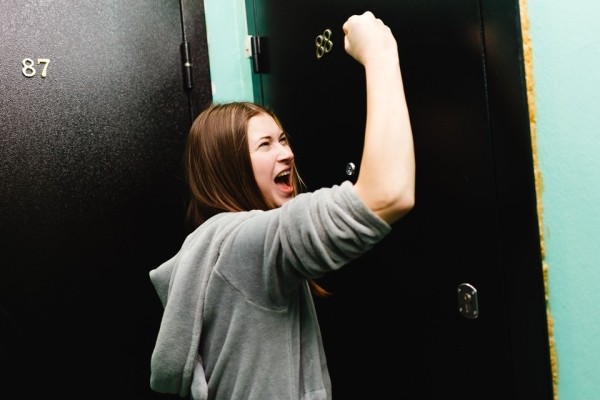 Соседи шумят и мешают работать или отдыхать – что делать? Разбираемся с экспертом Соседи шумят и мешают работать или отдыхать – что делать? Разбираемся с экспертом