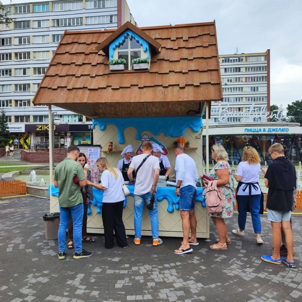 Такая атмосфера сейчас царит на брестском Арбате - улице Советской
