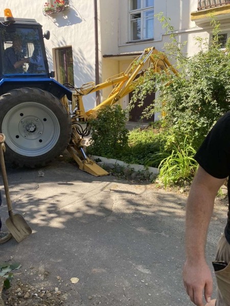 Производится замена участка теплотрассы между домами 15 и 17 по улице Мицкевича Производится замена участка теплотрассы между домами 15 и 17 по улице Мицкевича