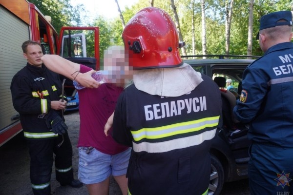 В Могилеве в салоне машины оказались заблокированы близняшки