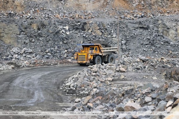 Более 15 млн. тонн гранитного щебня в год добывается РУПП «Гранит» в карьере Микашевичей. Фоторепортаж Более 15 млн. тонн гранитного щебня в год добывается РУПП «Гранит» в карьере Микашевичей. Фоторепортаж