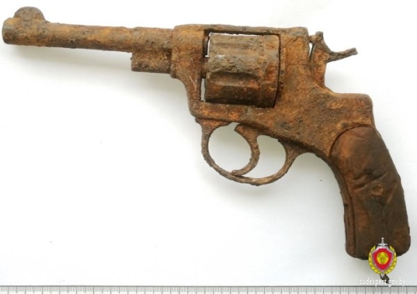 В Лидском районе на кладбище нашли наган образца 1895 года