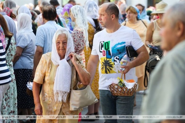 Православные отмечают Яблочный Спас. Фотофакт из Бреста Православные отмечают Яблочный Спас. Фотофакт из Бреста