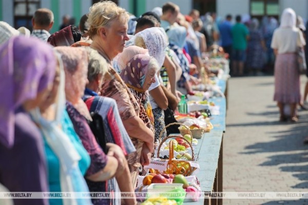 Православные отмечают Яблочный Спас. Фотофакт из Бреста Православные отмечают Яблочный Спас. Фотофакт из Бреста