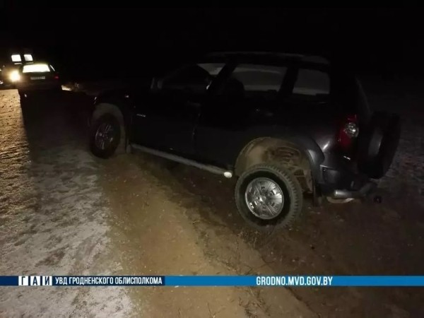 Пассажир выталкивал «Ниву» с пьяным водителем и оказался под колесами