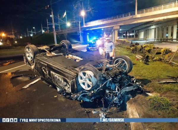 Audi в центре Минска перевернулся несколько раз и лег на крышу