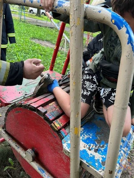 Ногу мальчика зажало в барабане на детской площадке
